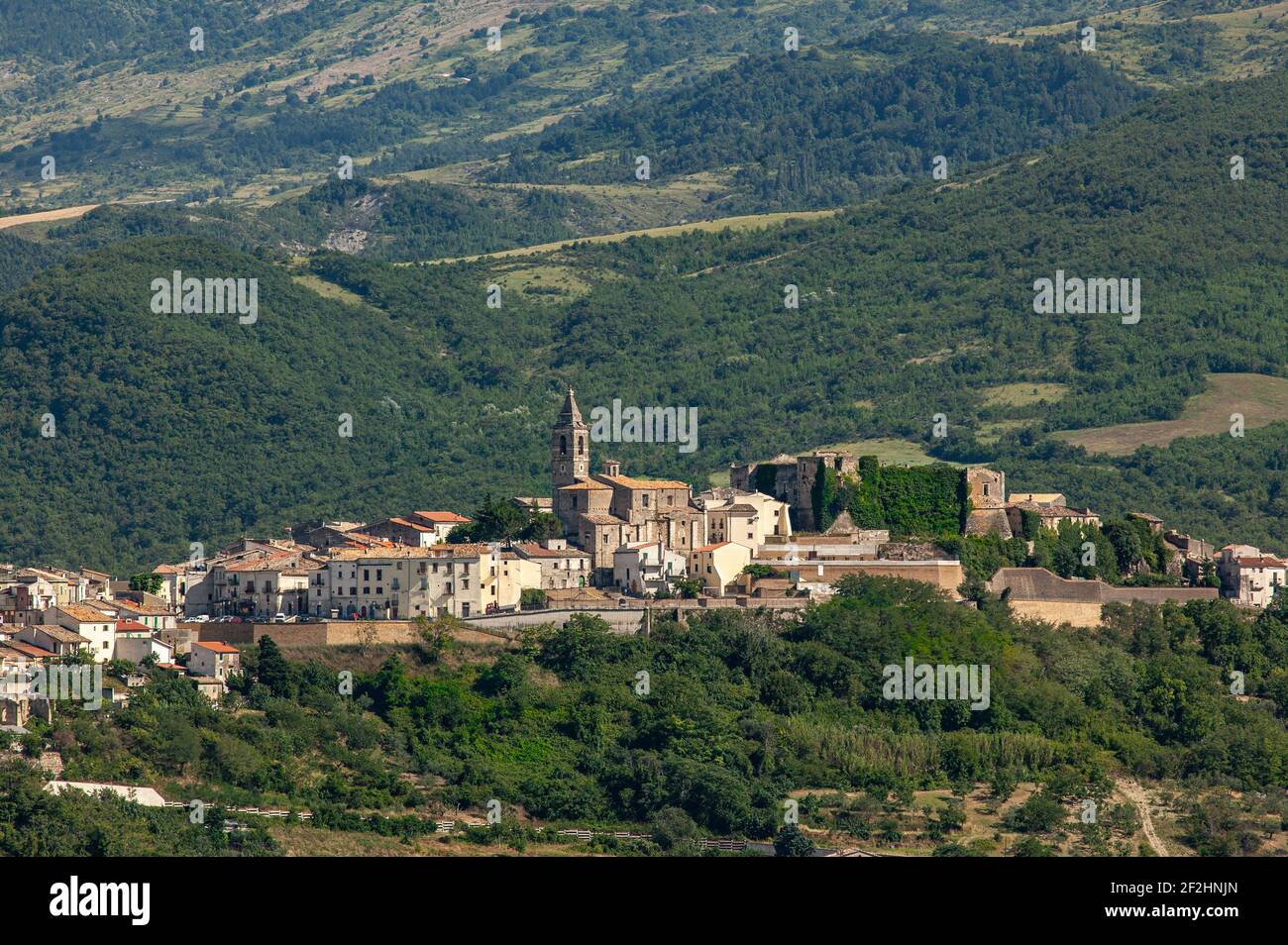 Vista dall'alto di Tocco da Casauria, paese di montagna in Abruzzo. Provincia di Pescara, Abruzzo, Italia, Europa Foto Stock