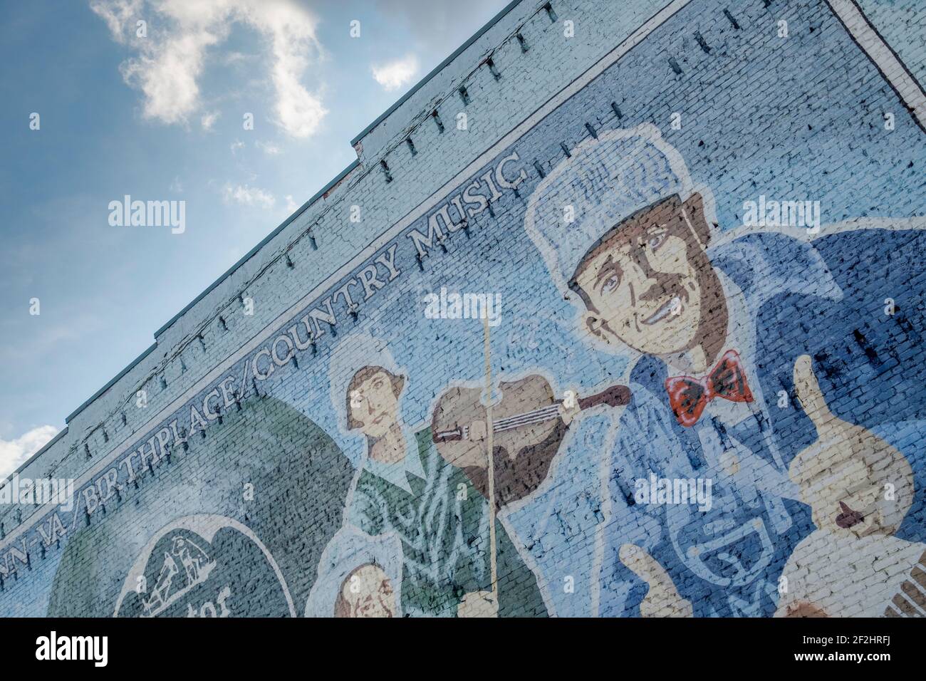 Dettaglio di un murale con leggende della musica di counry, stelle Jimmie Rodgers e la famiglia carter su un edificio in mattoni a Bristol, Virginia. Foto Stock