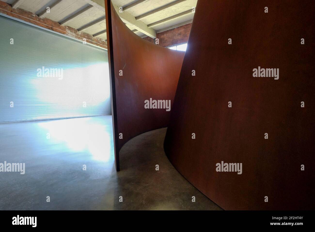 Una vista delle ellissi torquate in acciaio arrugginite dello scultore Richard Serra. Presso il museo d'arte e la fondazione dia Beacon a New York. Foto Stock