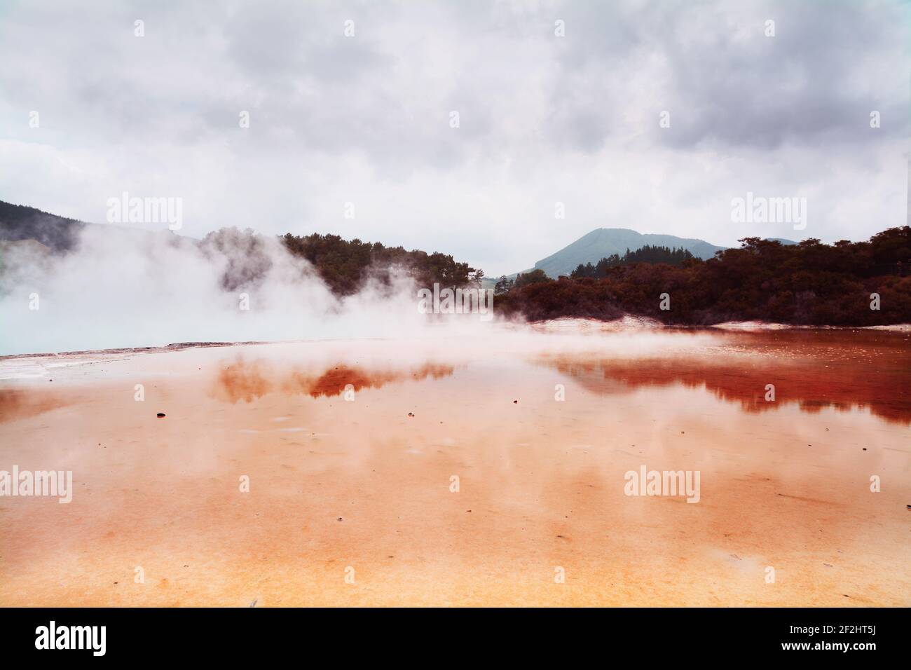 Acqua rossa a Thermal Wonderland Wai-o-Tapu, Nuova Zelanda, Isola del Nord Foto Stock