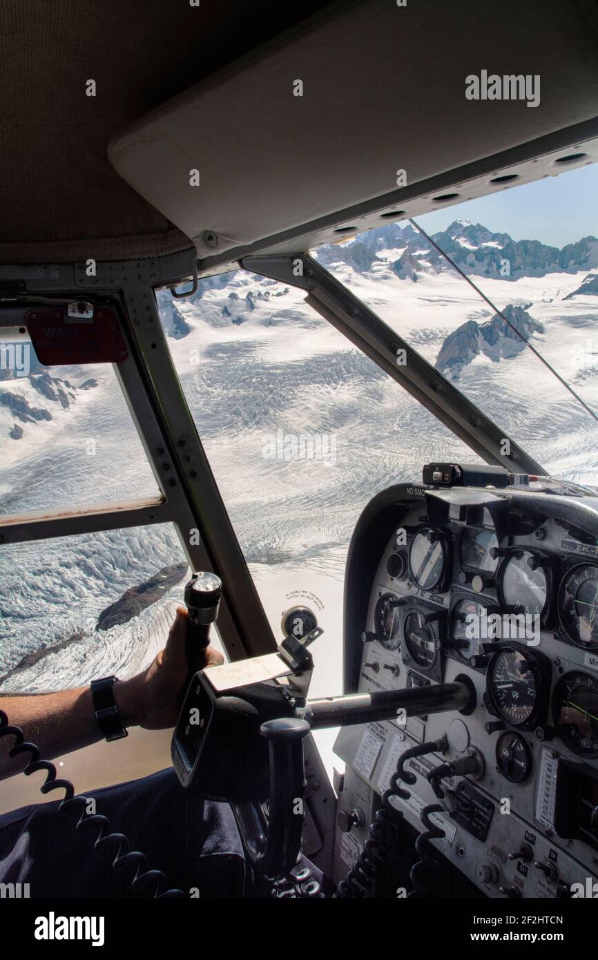 Vista dall'interno di un cockpit elicottero su Glaciers, Nuova Zelanda Foto Stock