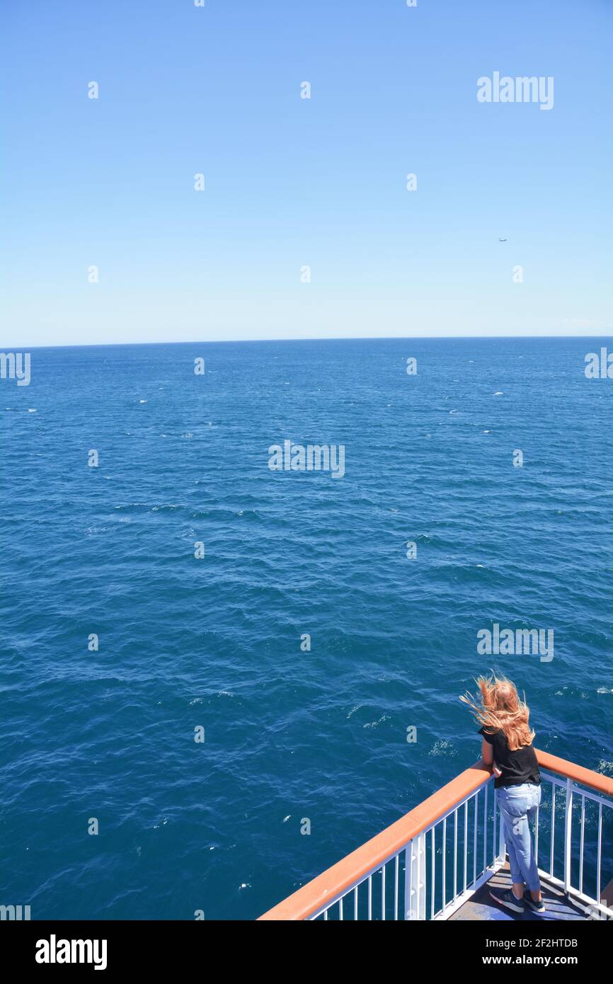 Le donne si ribellano guardando sull'oceano Foto Stock