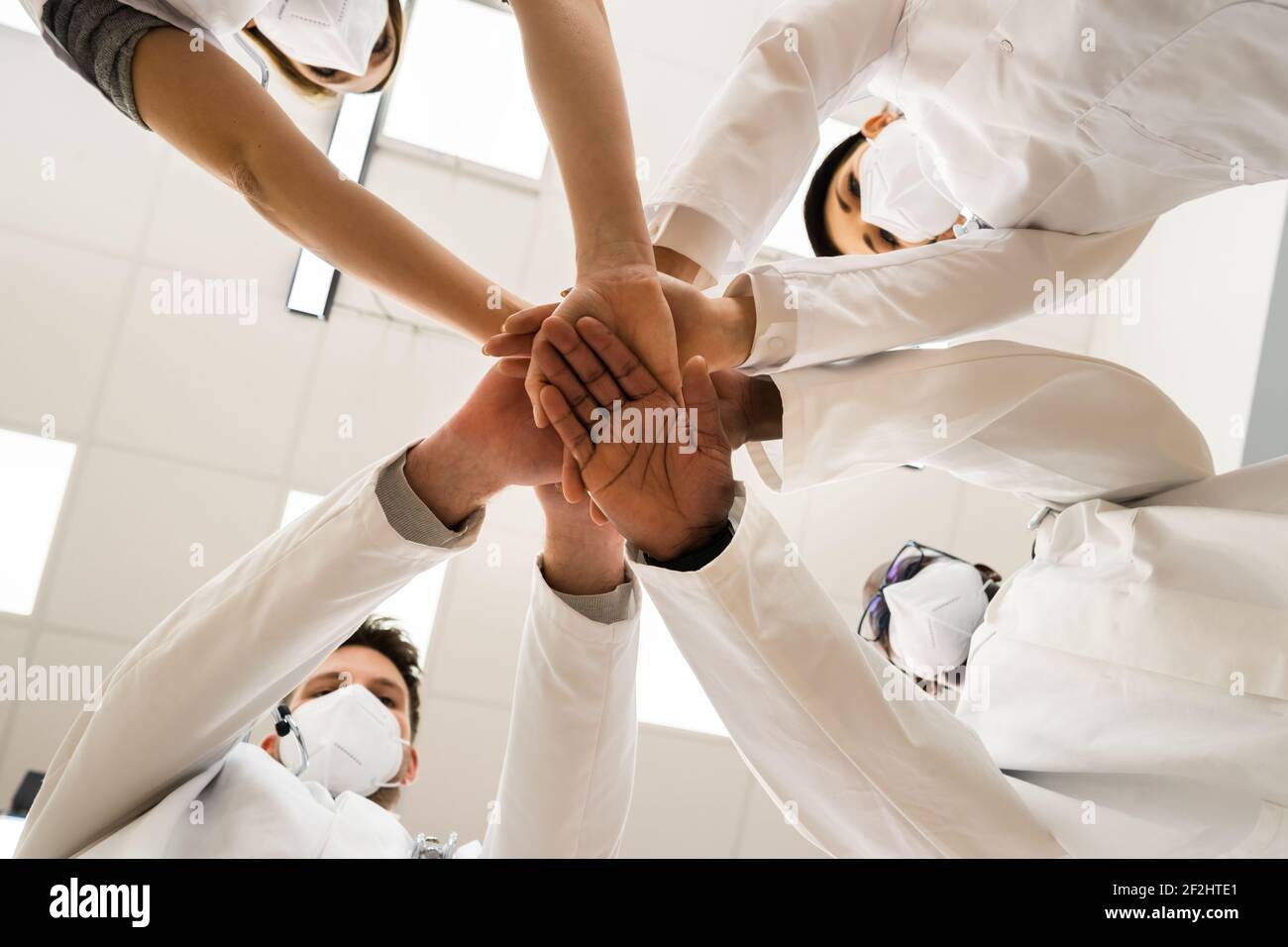 Team di personale sanitario medico diversificato Hands Stack Foto Stock