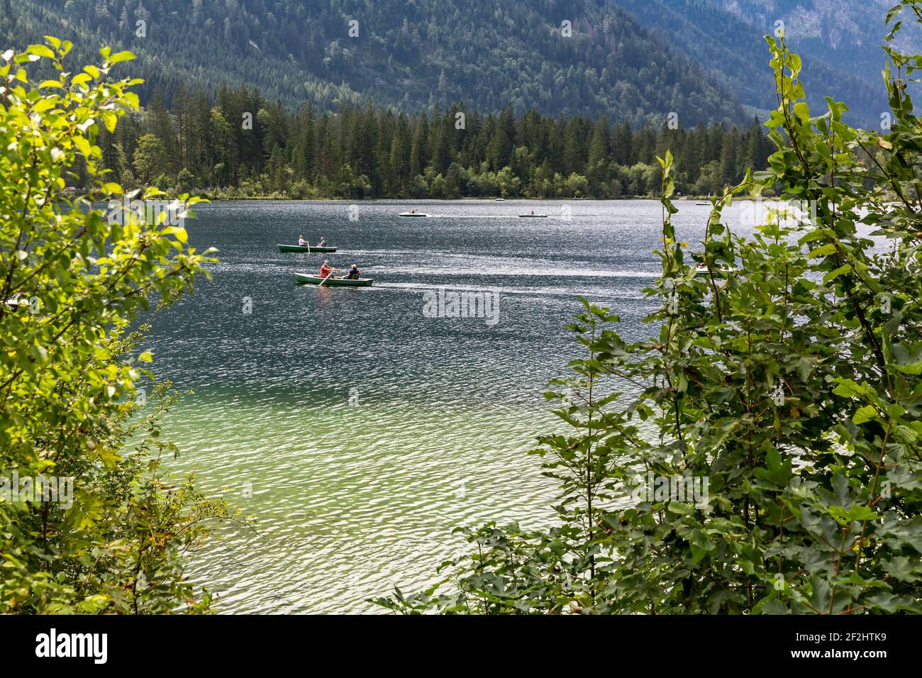 Diportisti sul lago, Hintersee, Ramsau, Berchtesgaden, Alpi Berchtesgaden, Berchtesgaden National Park, Berchtesgadener Land, alta Baviera, Baviera, Germania, Europa Foto Stock