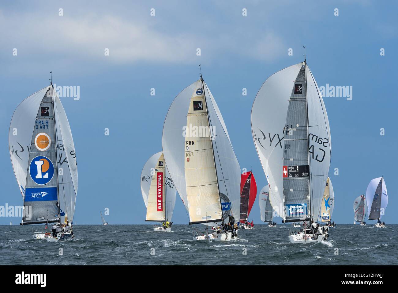 Illustrazione della flotta con spis out durante la gara SPI Ouest France a la Trinite sur Mer, Baie de Quiberon, Francia occidentale, il 18 aprile 2014 - Foto Charles Marion / DPPI Foto Stock