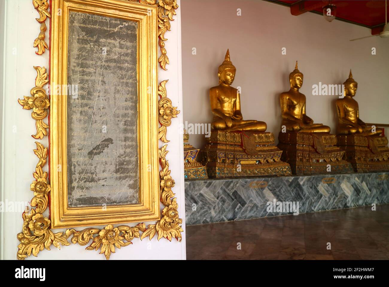 Una delle lastre di granito incise dell'enciclopedia della conoscenza che viene collocata intorno al Tempio del Buddha di Reclining, Bangkok, Thailandia Foto Stock