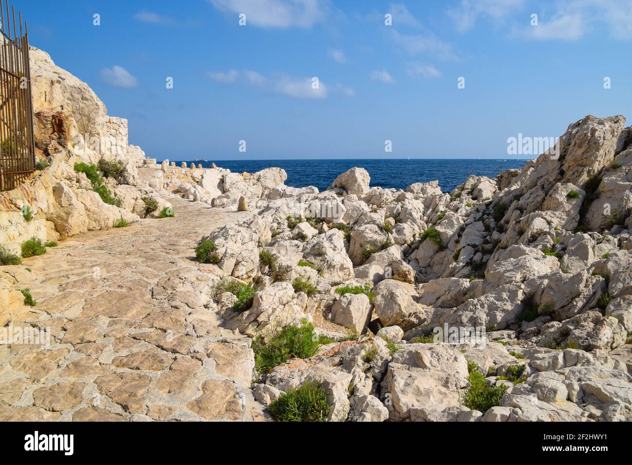 Rocce costiere e vista sul mare a Cap de Nice, Francia meridionale. Foto Stock