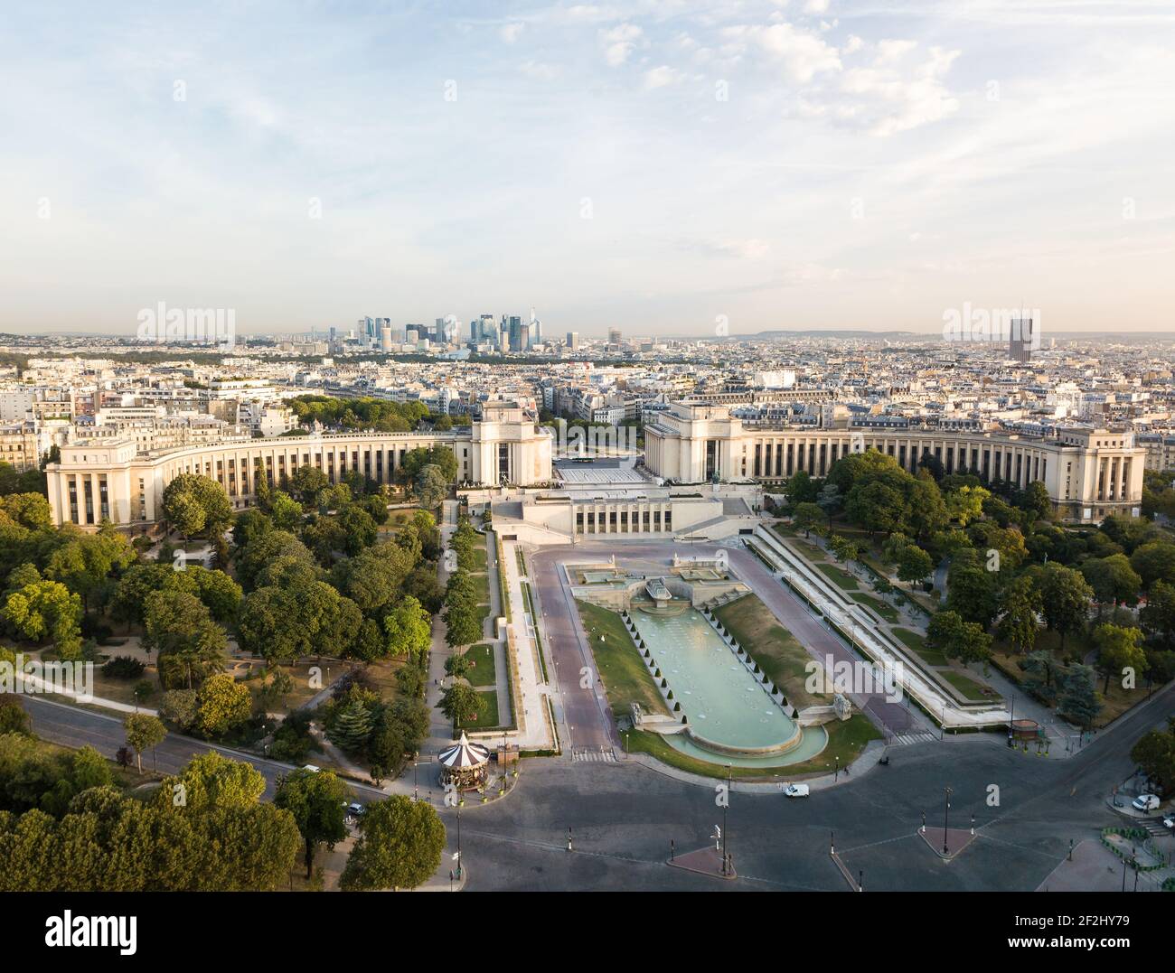 Aereo Trocadéro (Palais de Chaillot) e la Défense centro finanziario sullo sfondo, in prima mattina d'estate. Tranquillo e tranquillo di fronte ai turisti Foto Stock