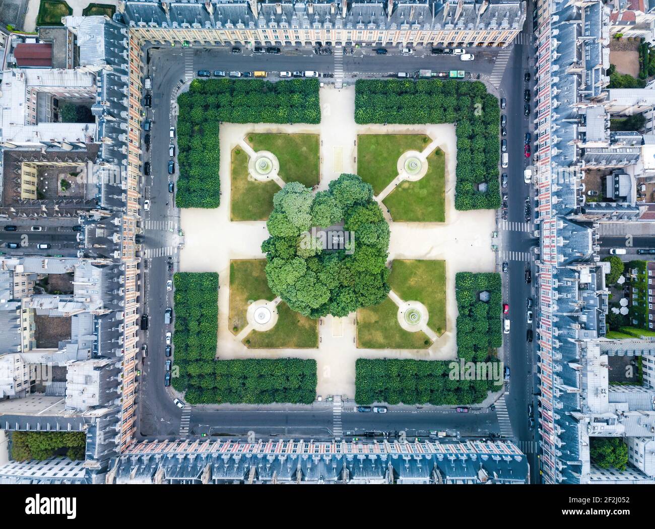 Vista aerea Place des Vosges e il Giardino reale nel centro perfetto del Palazzo, la più antica piazza pianificata di Parigi parigi, francia Foto Stock