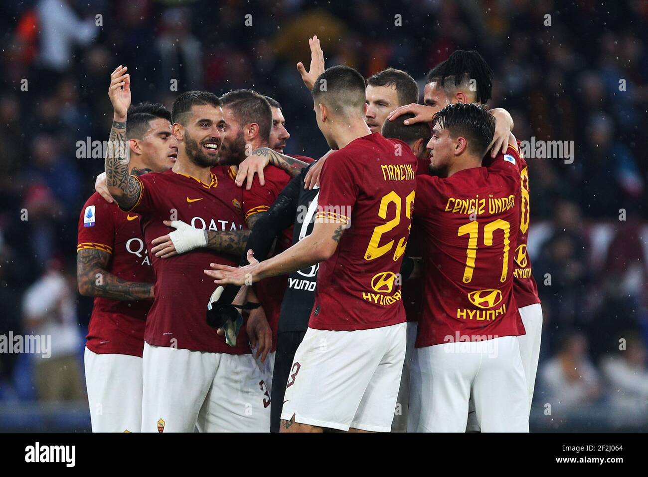 I giocatori DI AS Roma festeggiano al termine del campionato italiano Serie  UNA partita di calcio tra ROMA E SSC Napoli il 2 novembre 2019 allo stadio  Olimpico di Roma - Foto