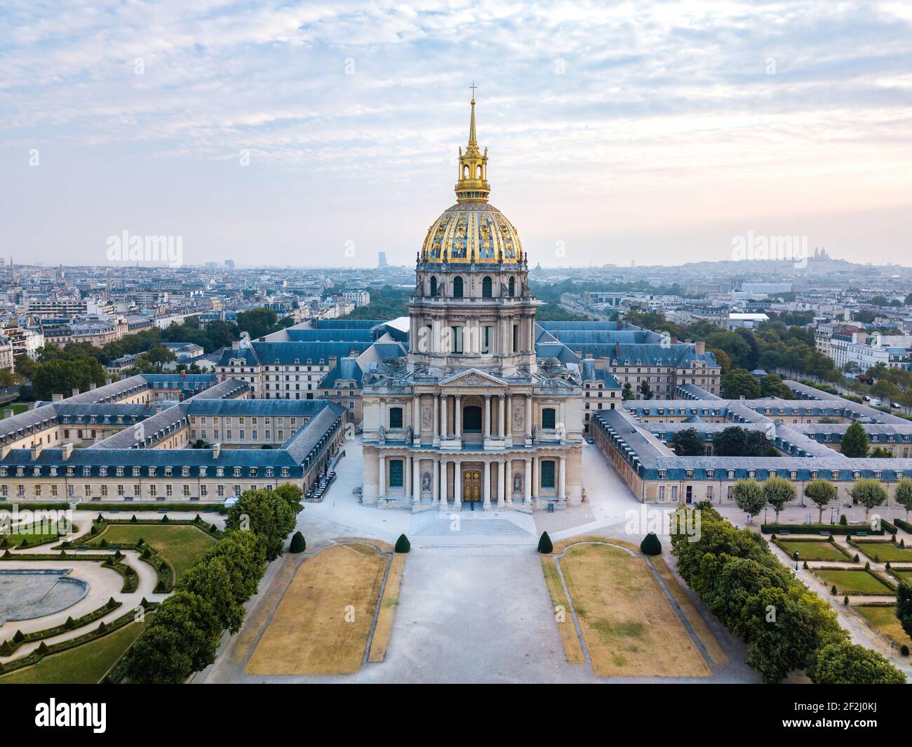 Vista aerea grandangolare in proporzione perfetta di fronte all'Esplanade des Invalides Cathedral South Gate (musée des armées) , Parigi, francia Foto Stock