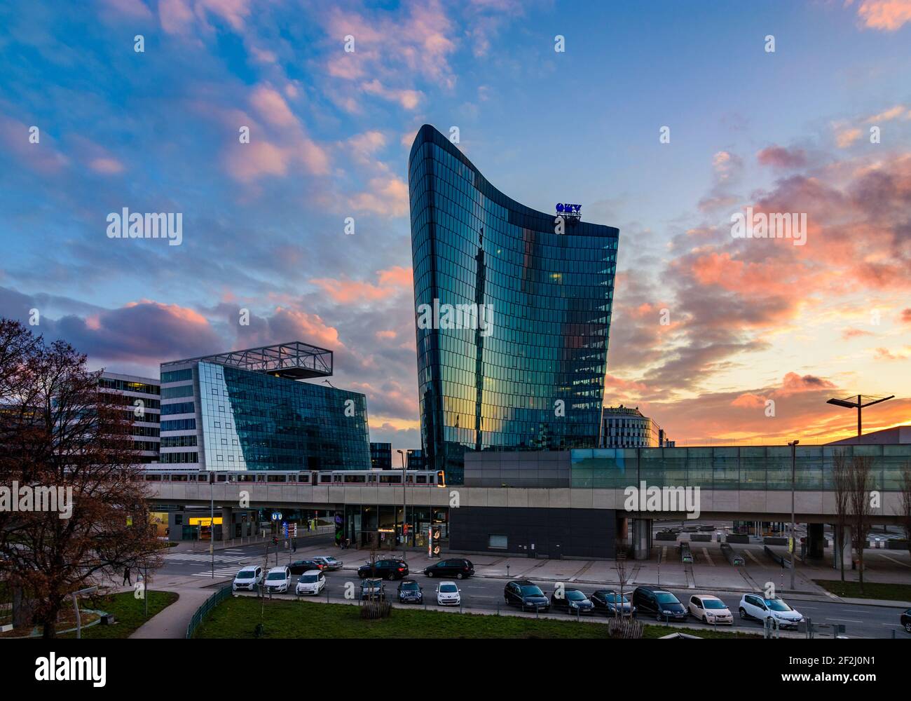 Vienna, linea metropolitana U2, edificio della sede centrale dell'OMV nel 02. Leopoldstadt, Vienna, Austria Foto Stock