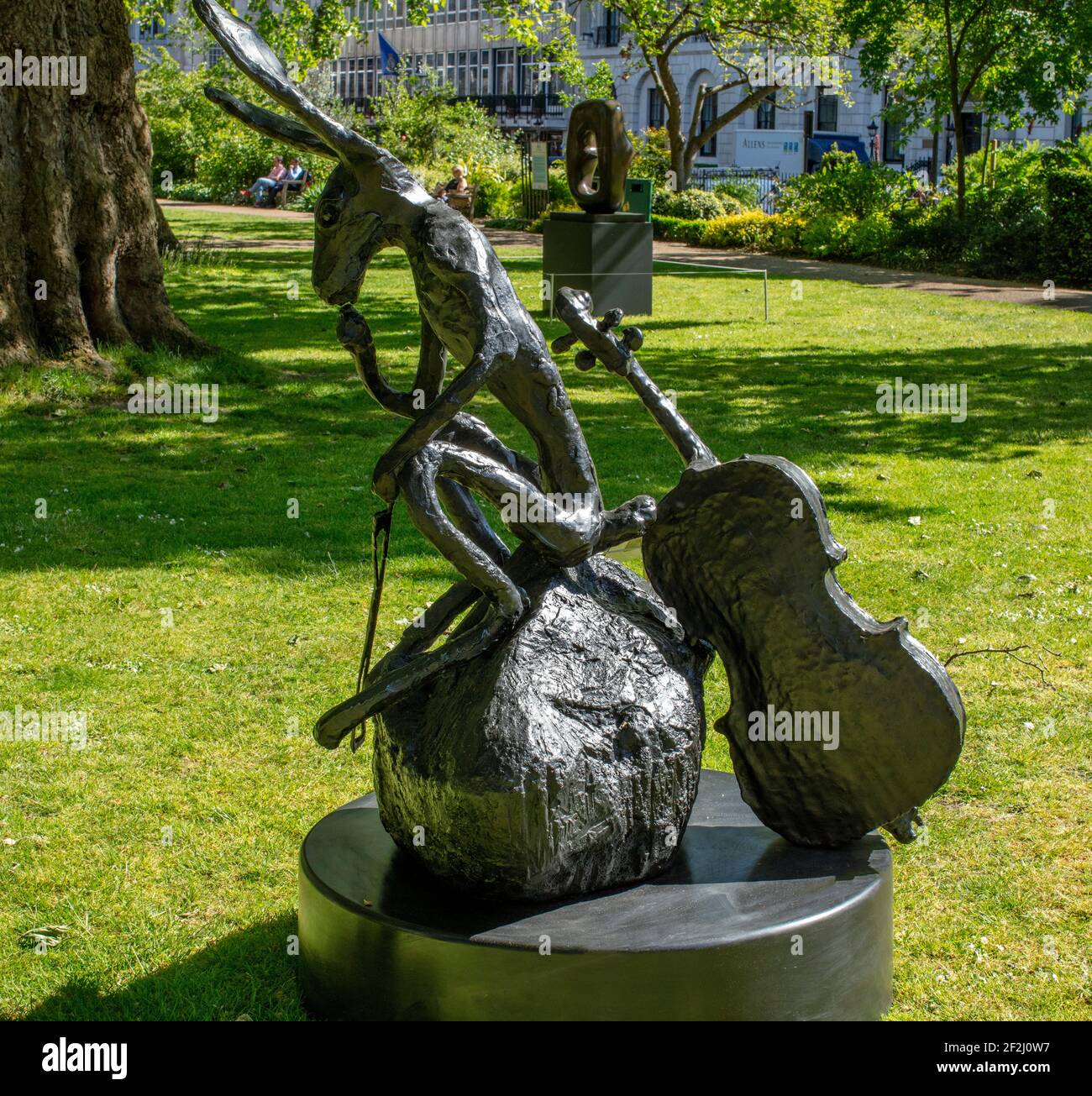 St James's Square, Londra; 2004 scultura in bronzo di Barry Flanagan, 'grande Troubador' nella piazza prima di essere messa all'asta a Christie's. Foto Stock