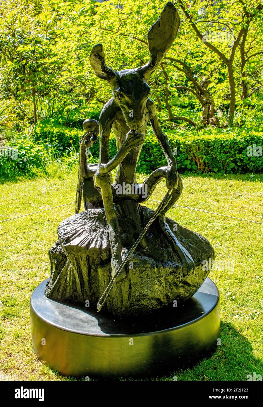 St James's Square, Londra; 2004 scultura in bronzo di Barry Flanagan, 'grande Troubador' nella piazza prima di essere messa all'asta a Christie's. Foto Stock
