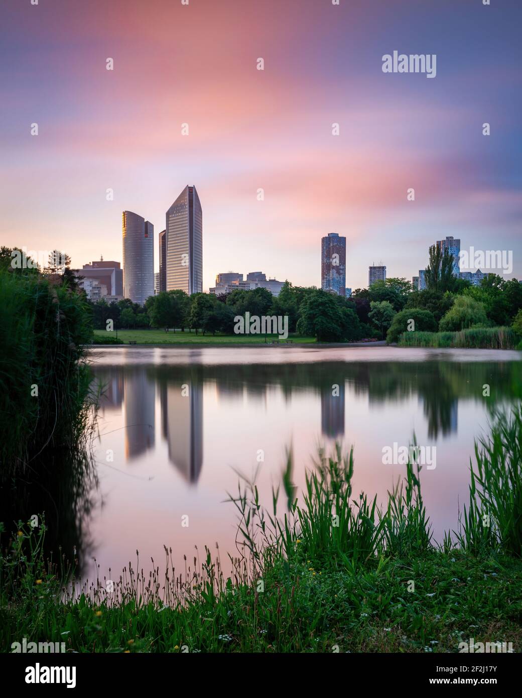 Beautiful la défence centro finanziario (Tours Société Générale) edifici che si riflettono in lago / acqua del Parc André Malraux (Parco Nanterre), Parigi, Francia Foto Stock