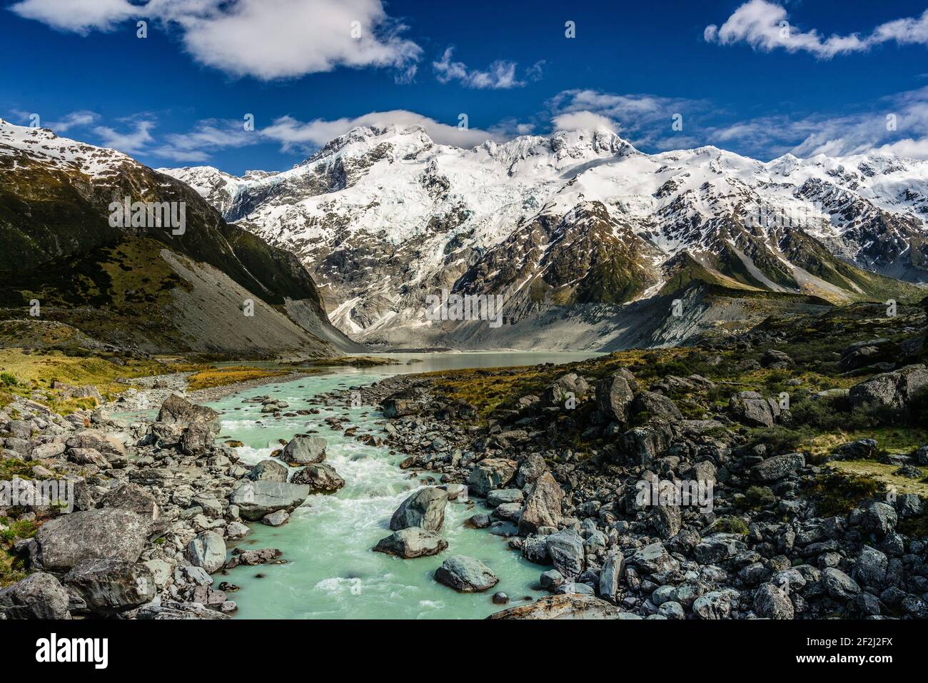 Vista panoramica sul paesaggio montano. Turchese fiume di montagna selvaggia che scorre dalle montagne innevate, Hooker Valley, Nuova Zelanda. Foto Stock