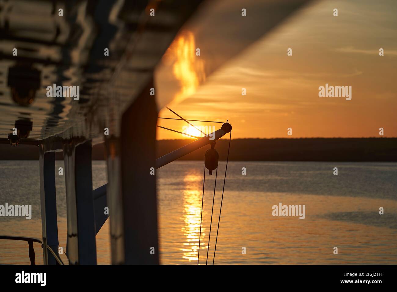 splendido e spettacolare tramonto su uno yacht a motore con riflessi sulla vernice bianca e dettagli dell'imbarcazione, sdraiato nella baia di darwin di ge Foto Stock