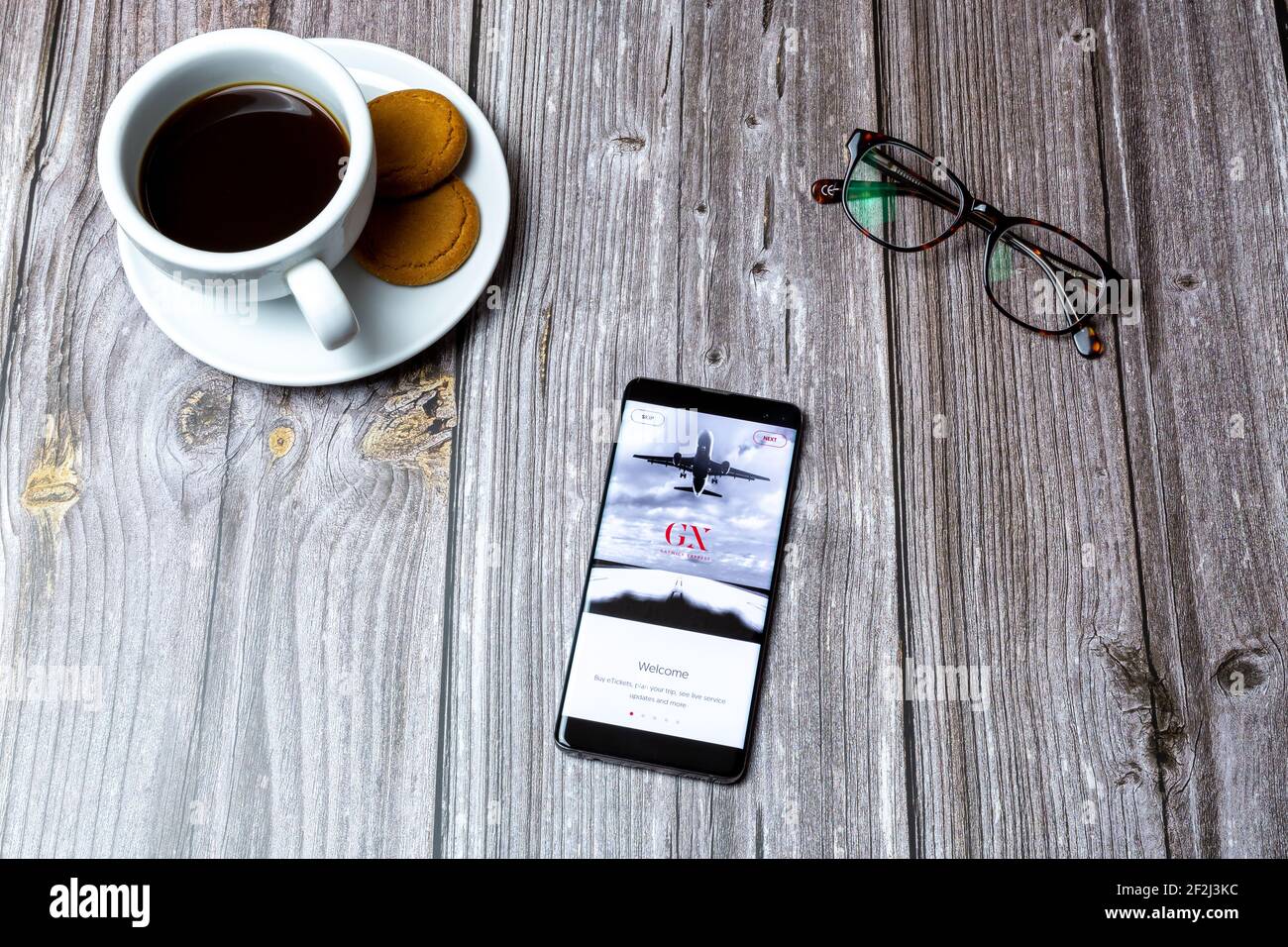 Un telefono cellulare o un telefono cellulare posato su un legno Tavolo con l'app Gatwick Express aperta sullo schermo Foto Stock