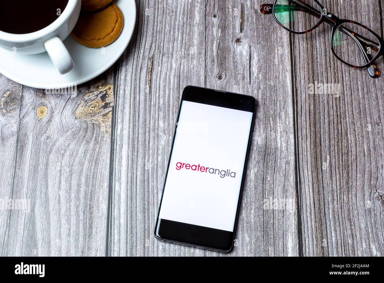 Un telefono cellulare o un telefono cellulare posato su un legno Tavolo con l'app Greater anglia Railways aperta sullo schermo Foto Stock