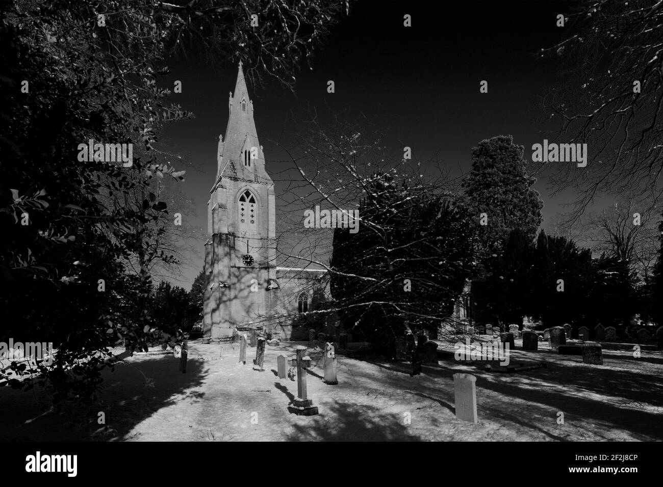Neve invernale sulla chiesa di St Marys, villaggio di Bainton, Cambridgeshire Inghilterra UK Foto Stock