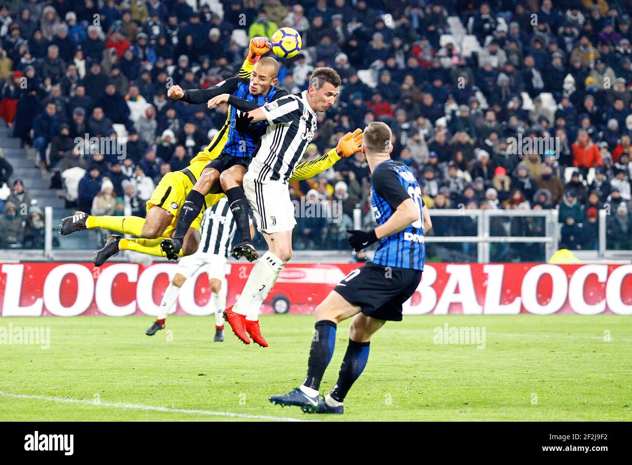 Miranda dell'Internazionale in duello con Wojciech Szczesny, Mario Mandzukic della Juventus durante il campionato italiano Serie UNA partita di calcio tra Juventus e Internazionale il 9 dicembre 2017 allo stadio Allianz di Torino - Photo Morgese - Rossini / DPPI Foto Stock