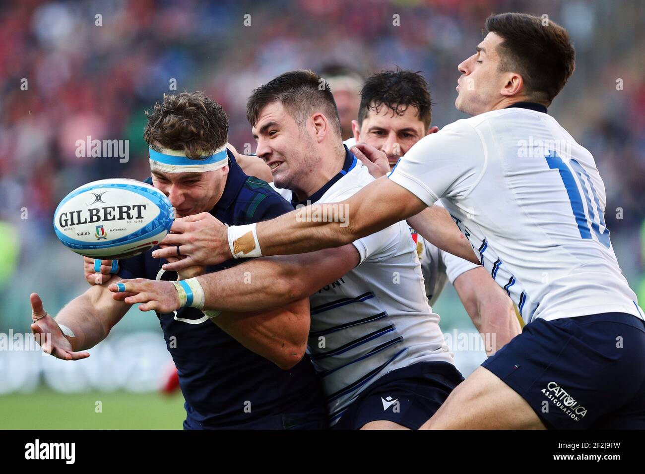Jamie Ritchie di Scozia (L) vies per la palla con Giosue' Zilocchi (C) e Tommaso Allan (R) d'Italia durante la Guinness Six Nations 2020, partita di rugby tra Italia e Scozia il 22 febbraio 2020 allo Stadio Olimpico di Roma, Italia - Foto Federico Proietti / DPPI Foto Stock