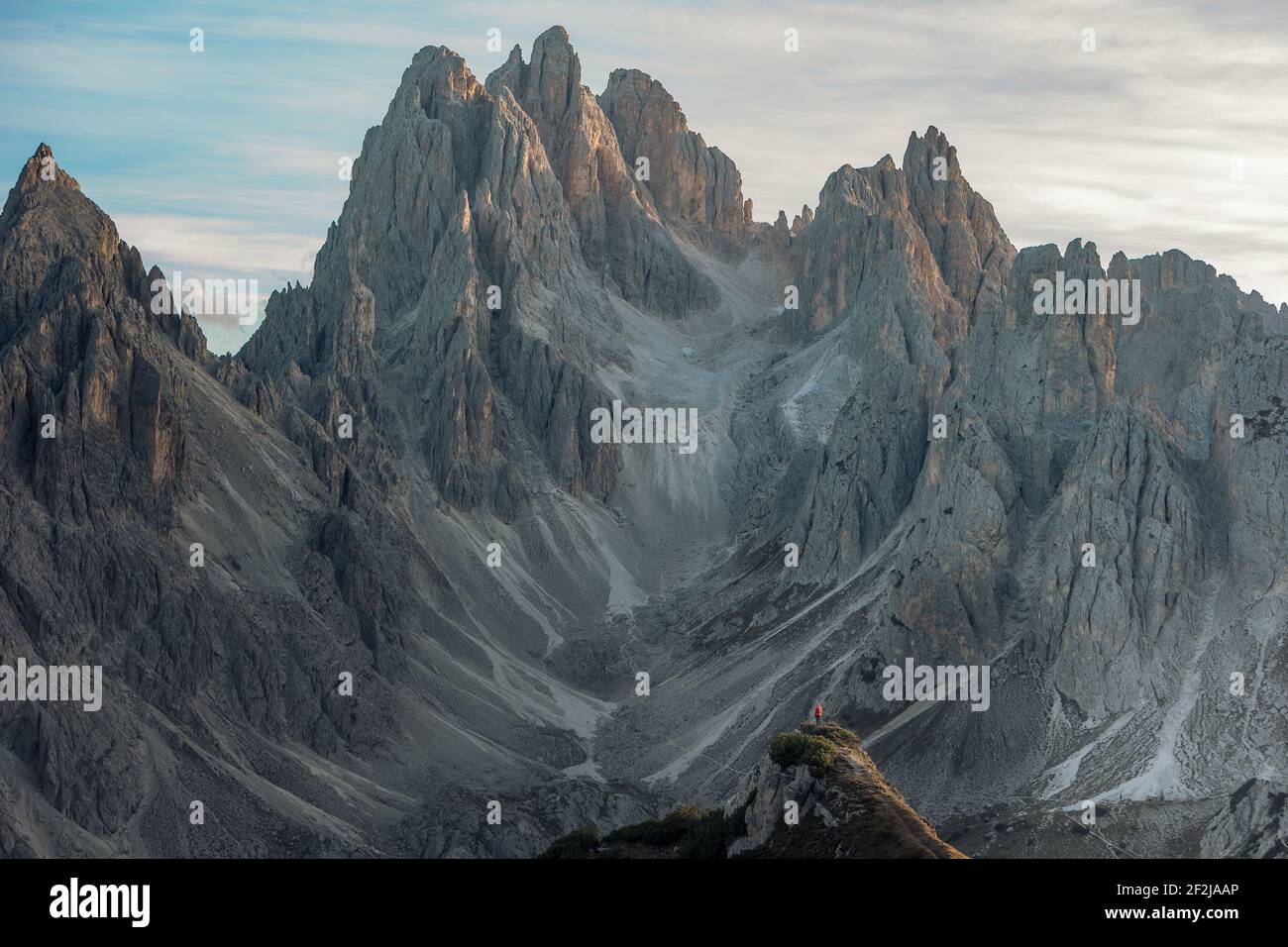 Escursionista di fronte al suggestivo paesaggio sul Monte Campedelle, Dolomiti, Italia. Foto Stock