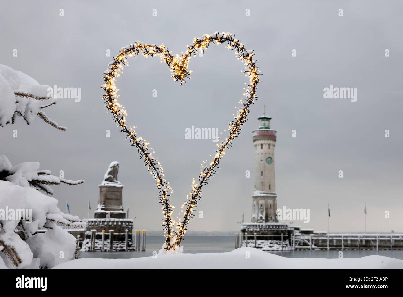 Ingresso porto di Lindau sul lago di Costanza in inverno, cuore, catena di luci [M] Foto Stock