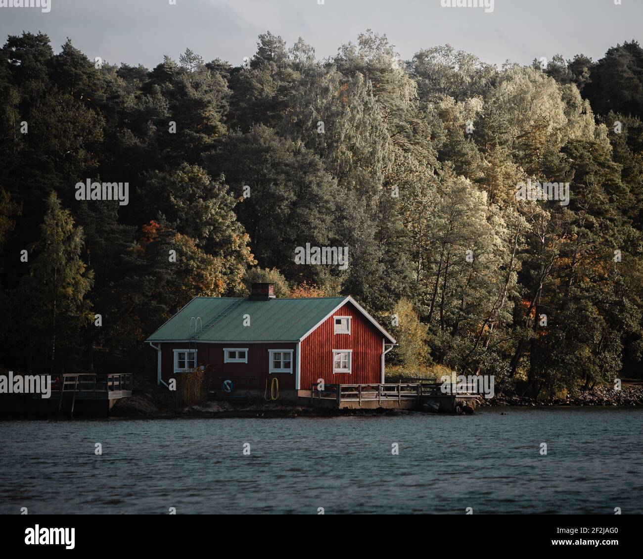 Casa nell'arcipelago tra Finlandia e Svezia vicino Ruissalo. Foto Stock