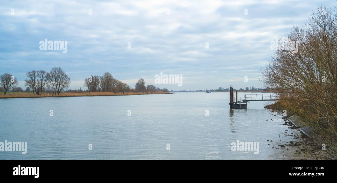 Vista sul fiume Lek nei Paesi Bassi Foto Stock