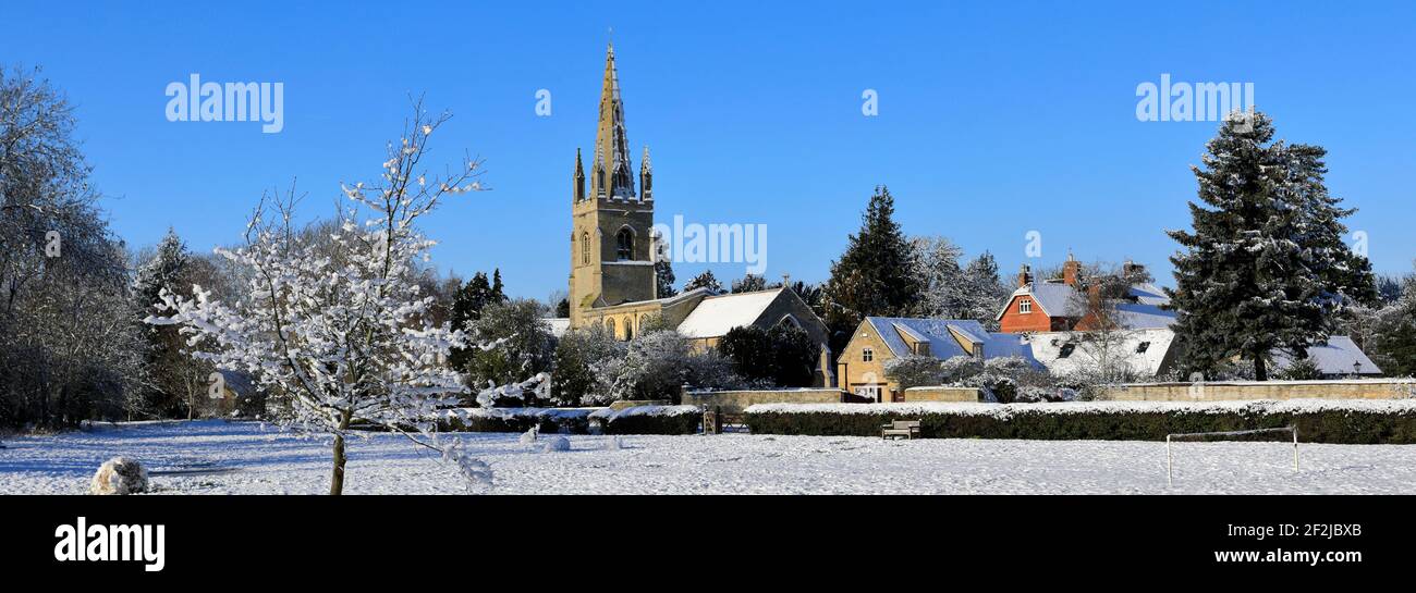 Snow sopra St Andrews Church, West Deeping Village, Lincolnshire, Inghilterra, Regno Unito Foto Stock