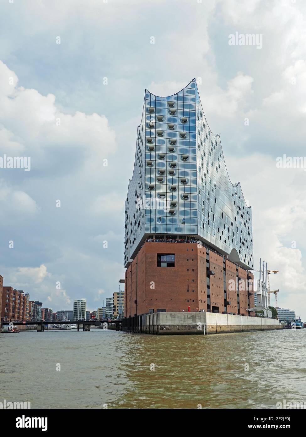Amburgo, Germania - 09/08/2019: Paesaggio urbano di Amburgo con sala concerti Elbe Philharmonic Hall Foto Stock