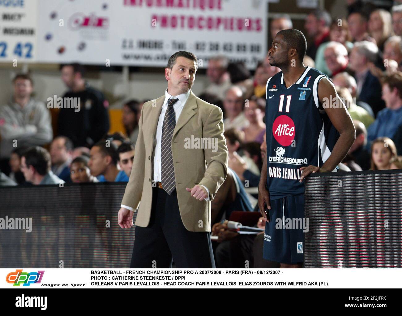 BASKETBALL - CAMPIONATO FRANCESE PRO A 2007/2008 - PARIGI (FRA) - 08/12/2007 - PHOTO : CATHERINE STEENKESTE / DPPI ORLEANS V PARIS LEVALLOIS - HEAD COACH PARIS LEVALLOIS ELIAS ZOUROS CON WILFRID AKA (PL) Foto Stock