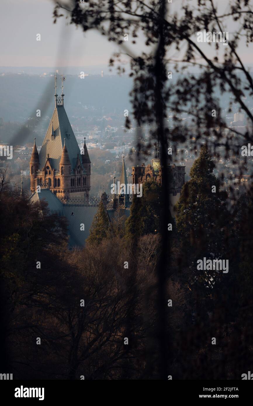 Castello di Drachenburg nel Siebengebirge al sole di sera. Foto Stock