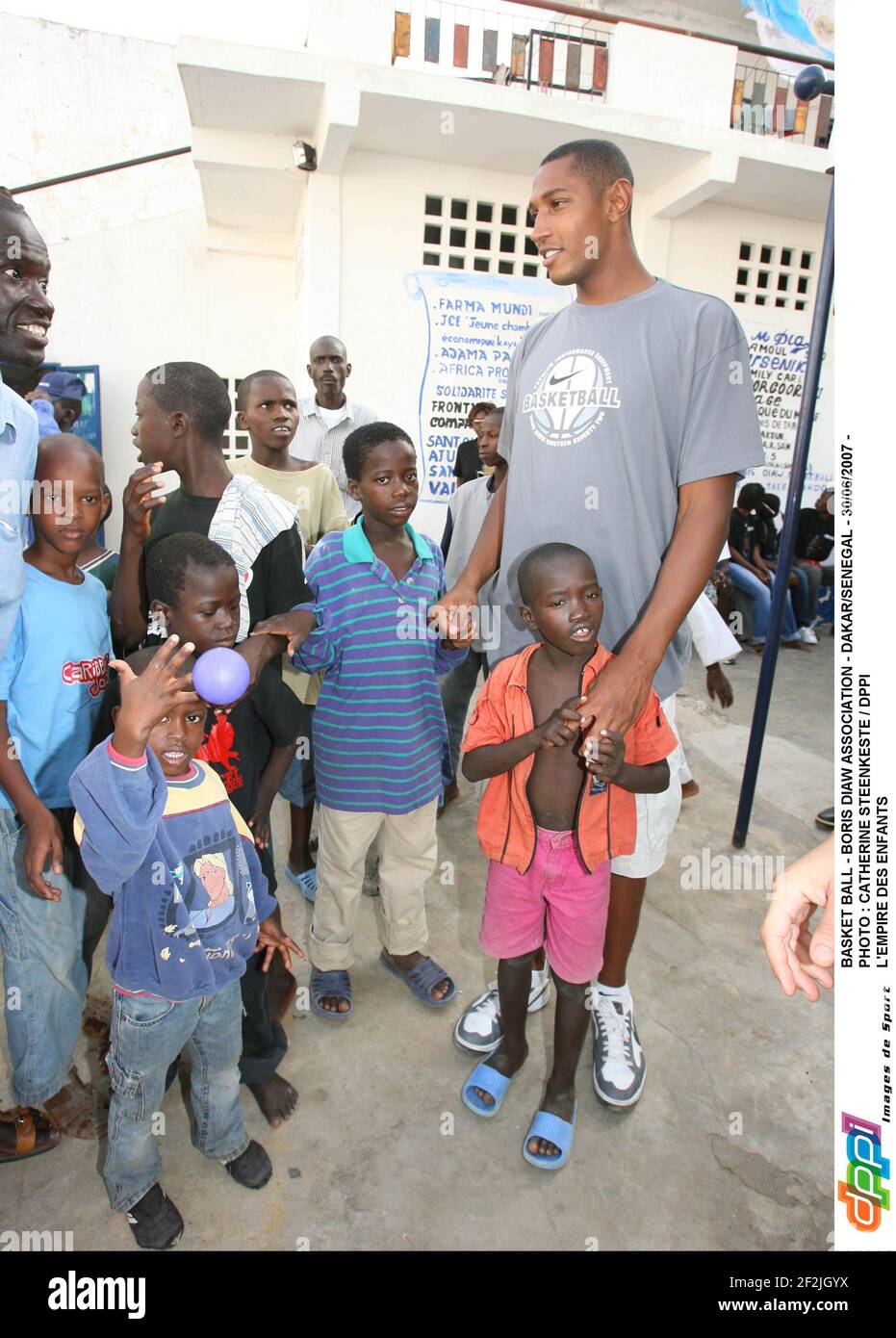 BASKET BALL - BORIS DIAW ASSOCIATION - DAKAR/SENEGAL - 30/06/2007 - PHOTO : CATHERINE STEENKESTE / DPPI L'EMPIRE DES ENFANTS Foto Stock