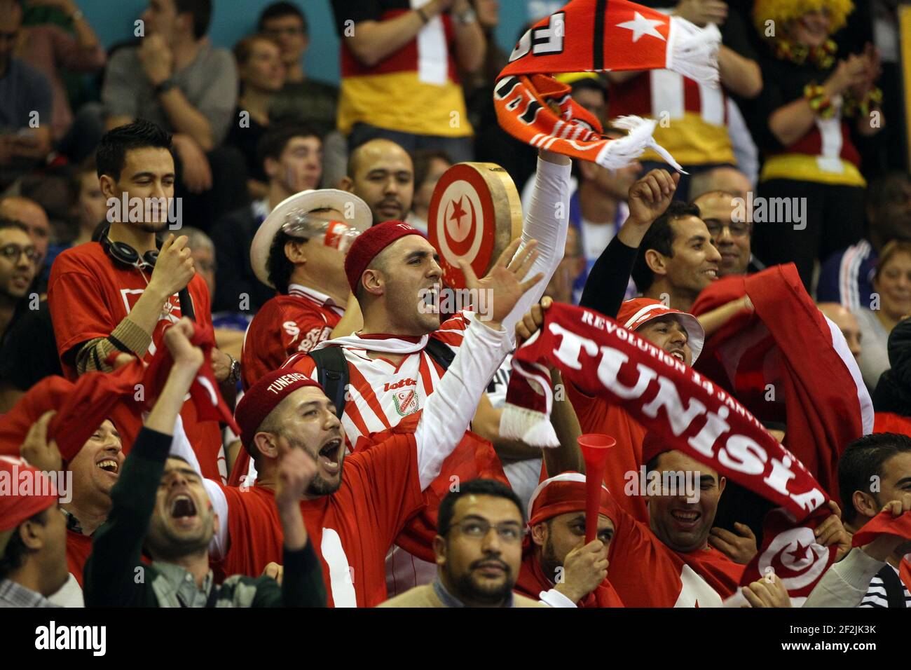 PALLAMANO - 23° CAMPIONATO MONDIALE MASCHILE IHF 2013 - GRUPPO A - TUNISIA V GERMANIA - PALACIO DE DEPORTES / GRANOLLERS (ESP) - 13/01/2013 - FOTO MANUEL BLONDAU / AOP STAMPA / DPPI - TIFOSI TUNISIE CELEBRARE Foto Stock