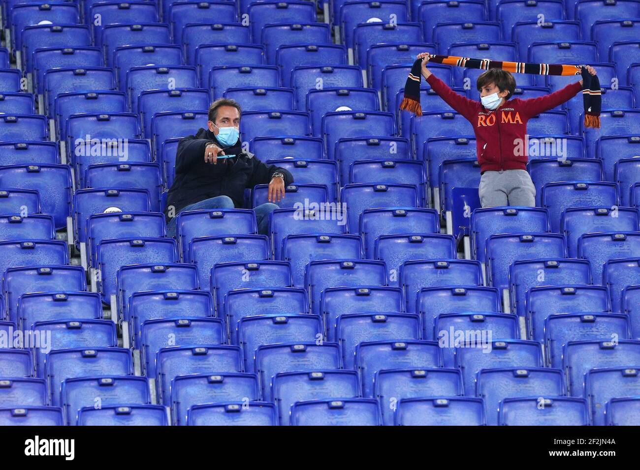 Tifosi di Roma durante il campionato italiano Serie A Football Match tra ROMA E Benevento Calcio il 18 ottobre 2020 allo Stadio Olimpico di Roma, Italia - Foto Federico Proietti/DPPI Foto Stock