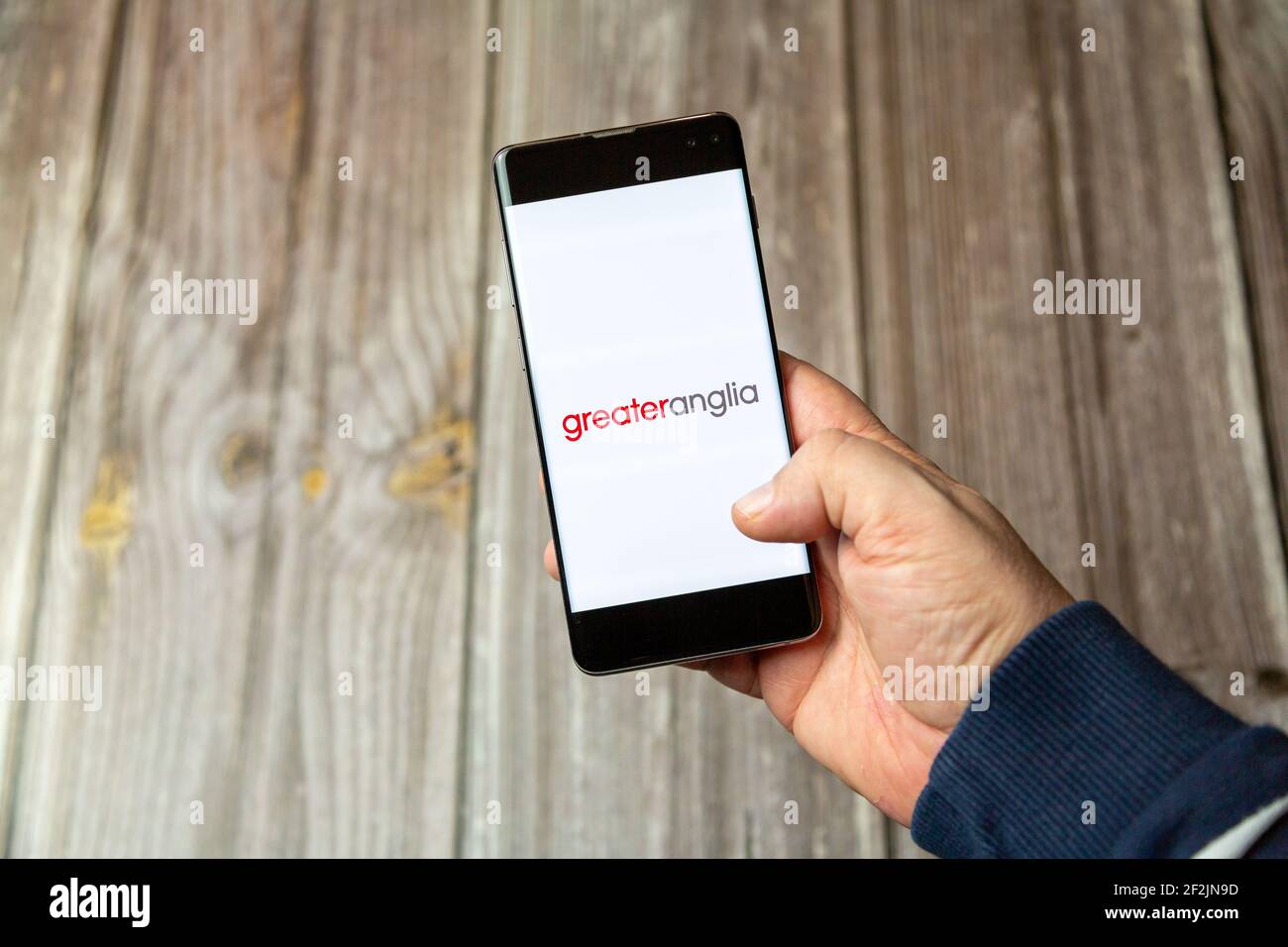Un telefono cellulare o un telefono cellulare in attesa in un Mano con l'app Greater anglia aperta sullo schermo Foto Stock