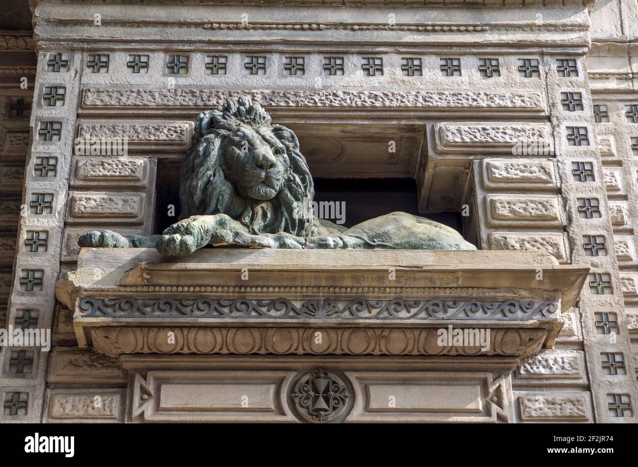 Leone, figura di bronzo, cimitero centrale 'Cimitero Monumentale', Milano, Italia Foto Stock