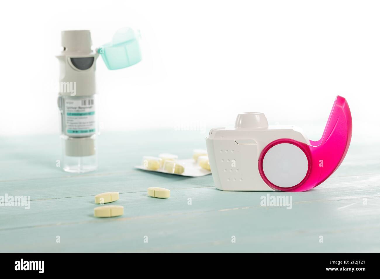 Set di inalatore per asma, pillole antiallergiche e aerosol con maschera inalatore, concetto di asma e trattamento su sfondo bianco, spazio copia. Foto Stock
