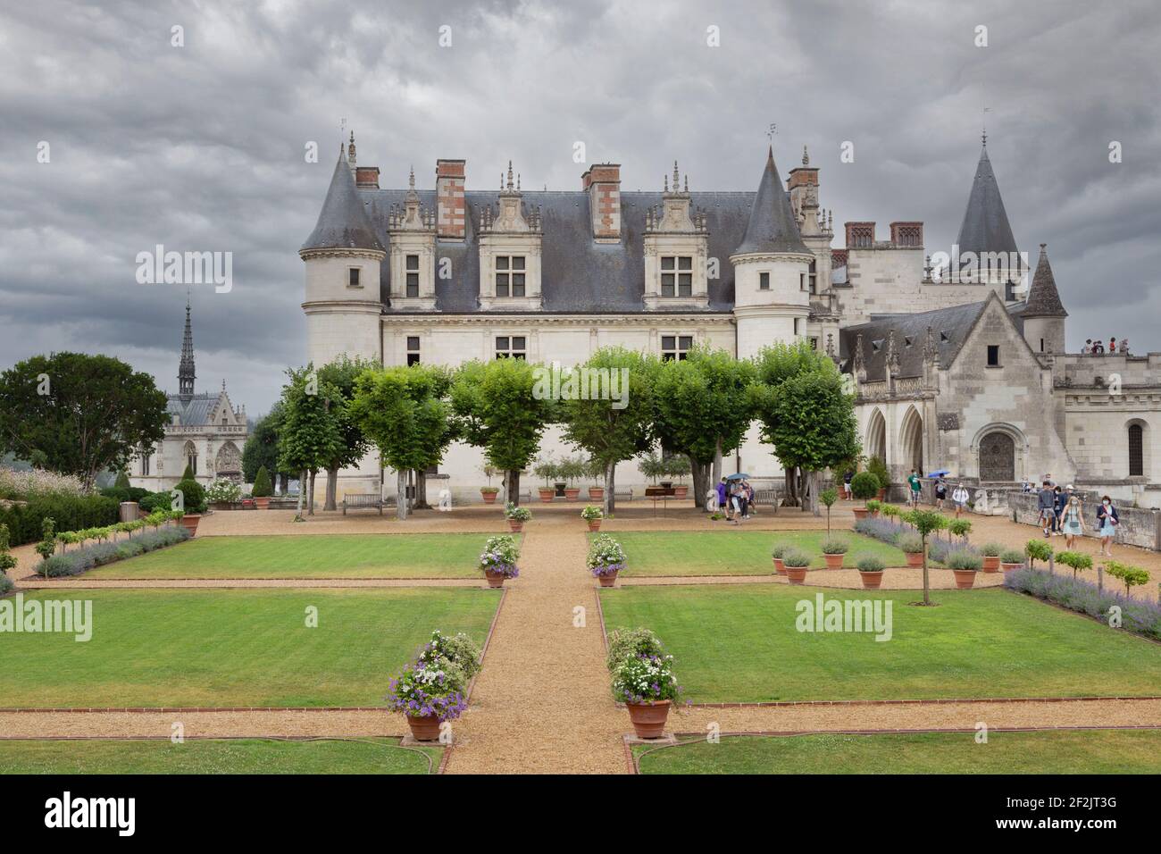 Chateau D'Amboise e i suoi giardini con un cielo grigio; un esempio del 15 ° secolo di Francia medievale, Chateau Amboise, Amboise, Valle della Loira, Francia Europa Foto Stock