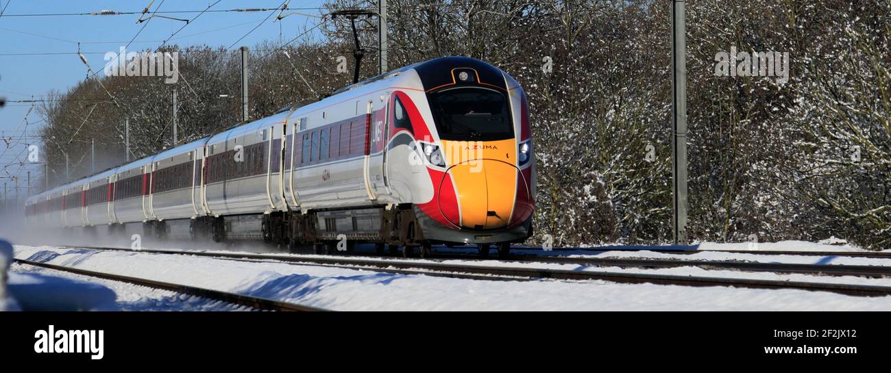 Classe 800, LNER Azuma treno nella neve, East Coast Main Line Railway, Peterborough, Cambridgeshire, Inghilterra, Regno Unito Foto Stock