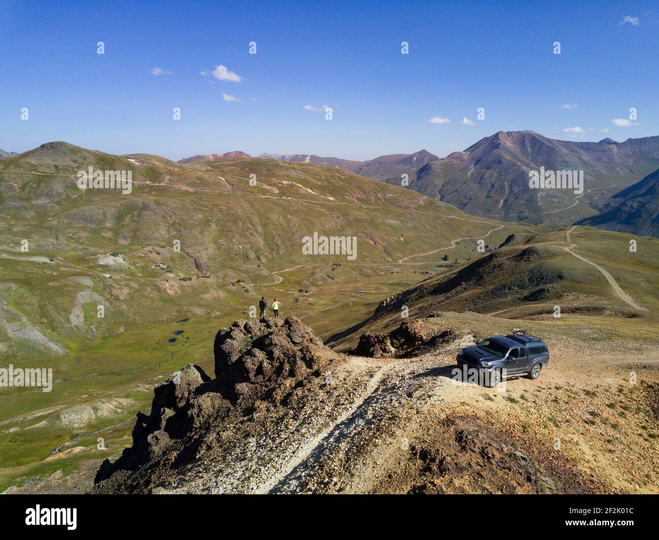Giovani avventurieri che si affacciano sul paesaggio su una strada 4x4 in Colorado Foto Stock