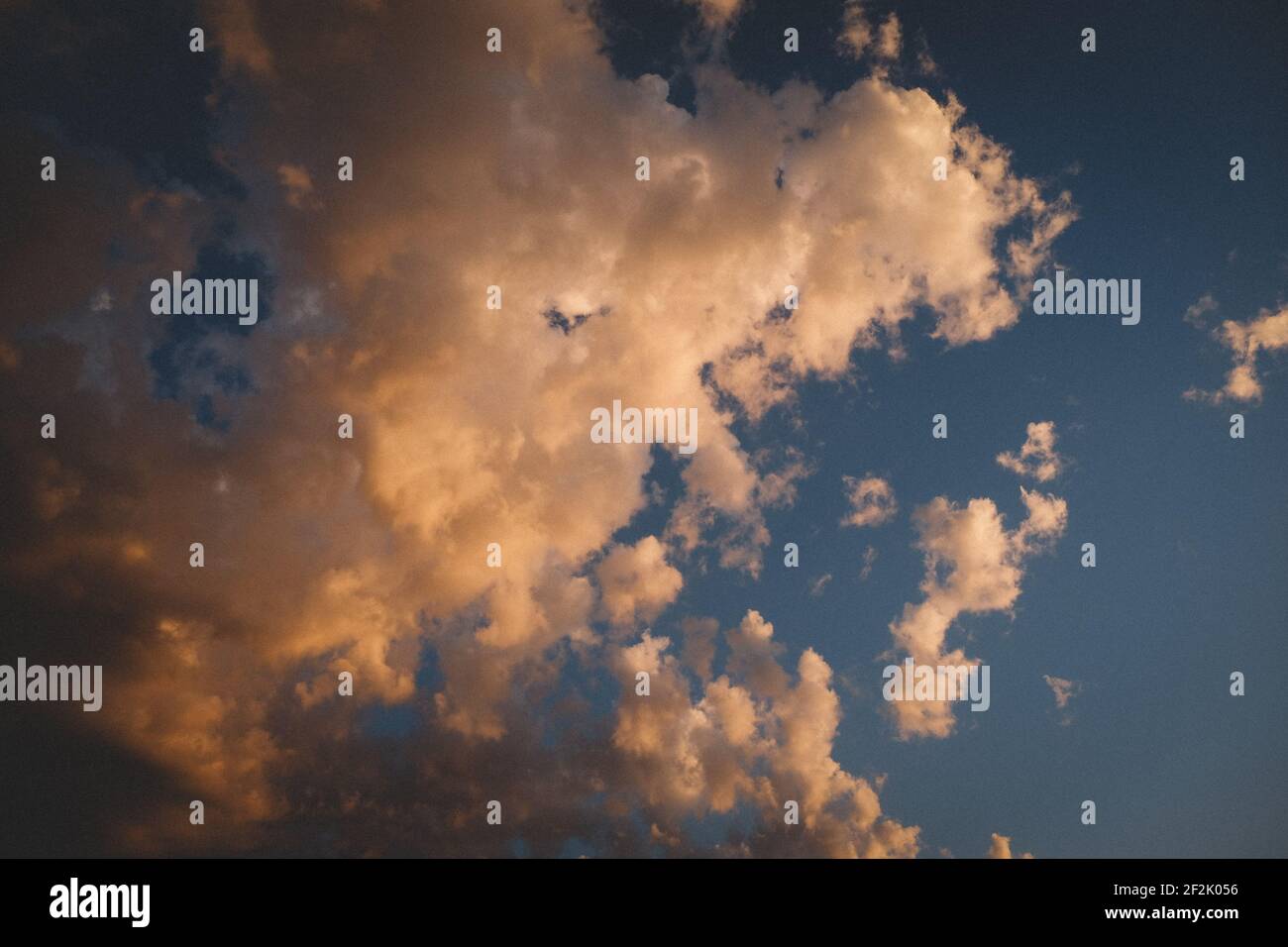 Vista astratta delle nuvole al tramonto Foto Stock