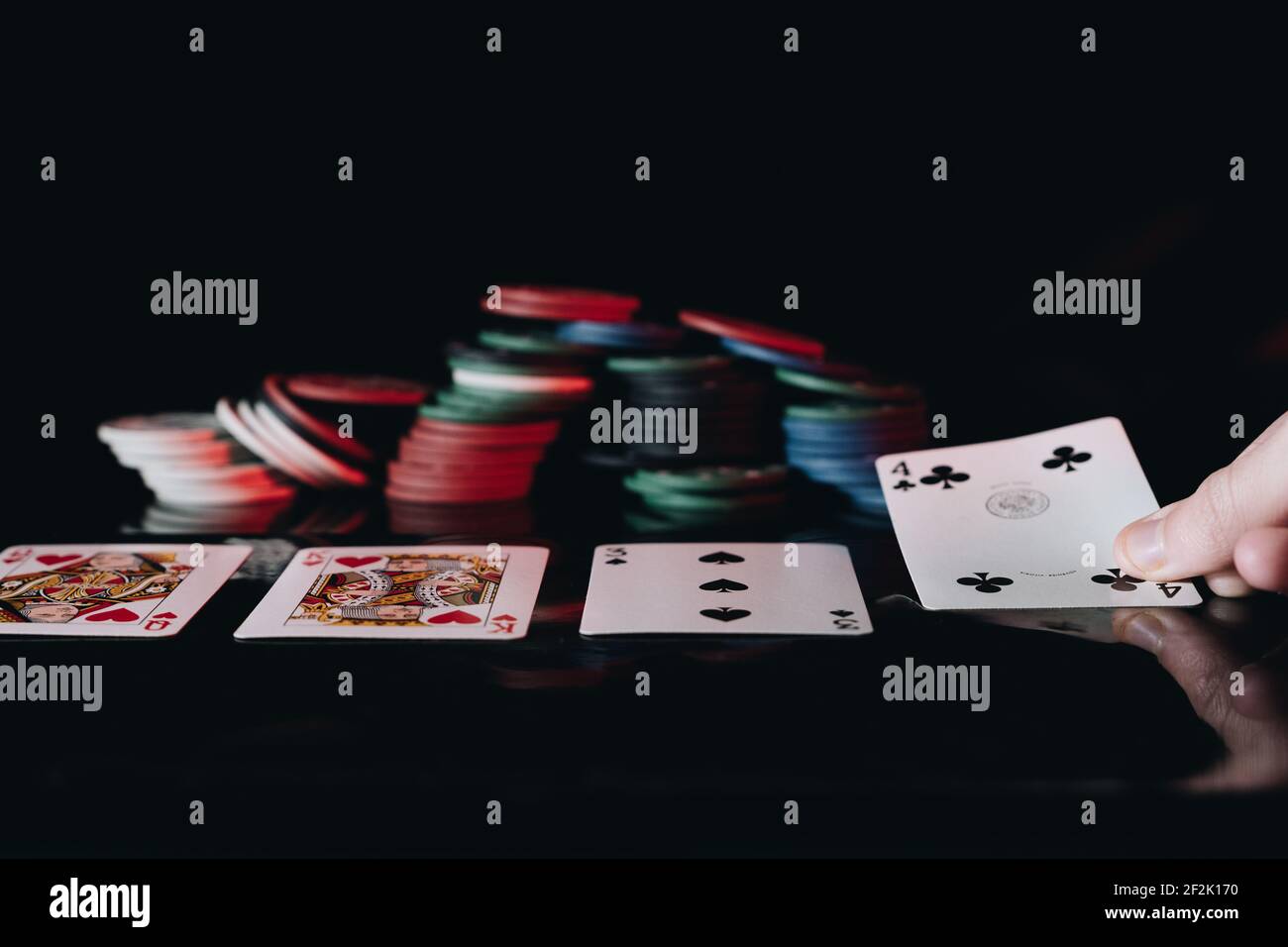 Alcune carte da poker sul tavolo con chip Foto Stock