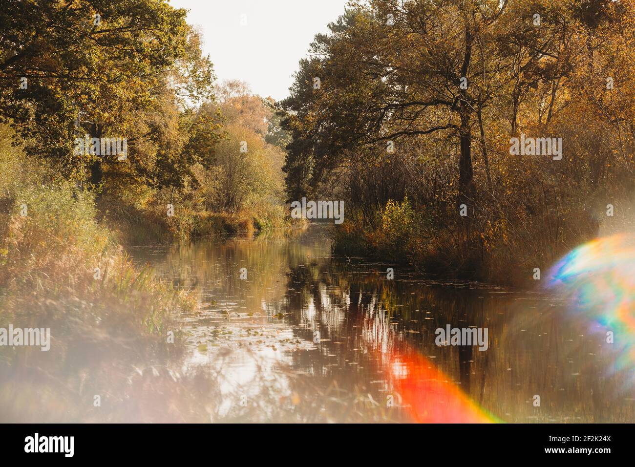 Vista panoramica del canale in autunno con luce dell'arcobaleno riflessa svasatura Foto Stock