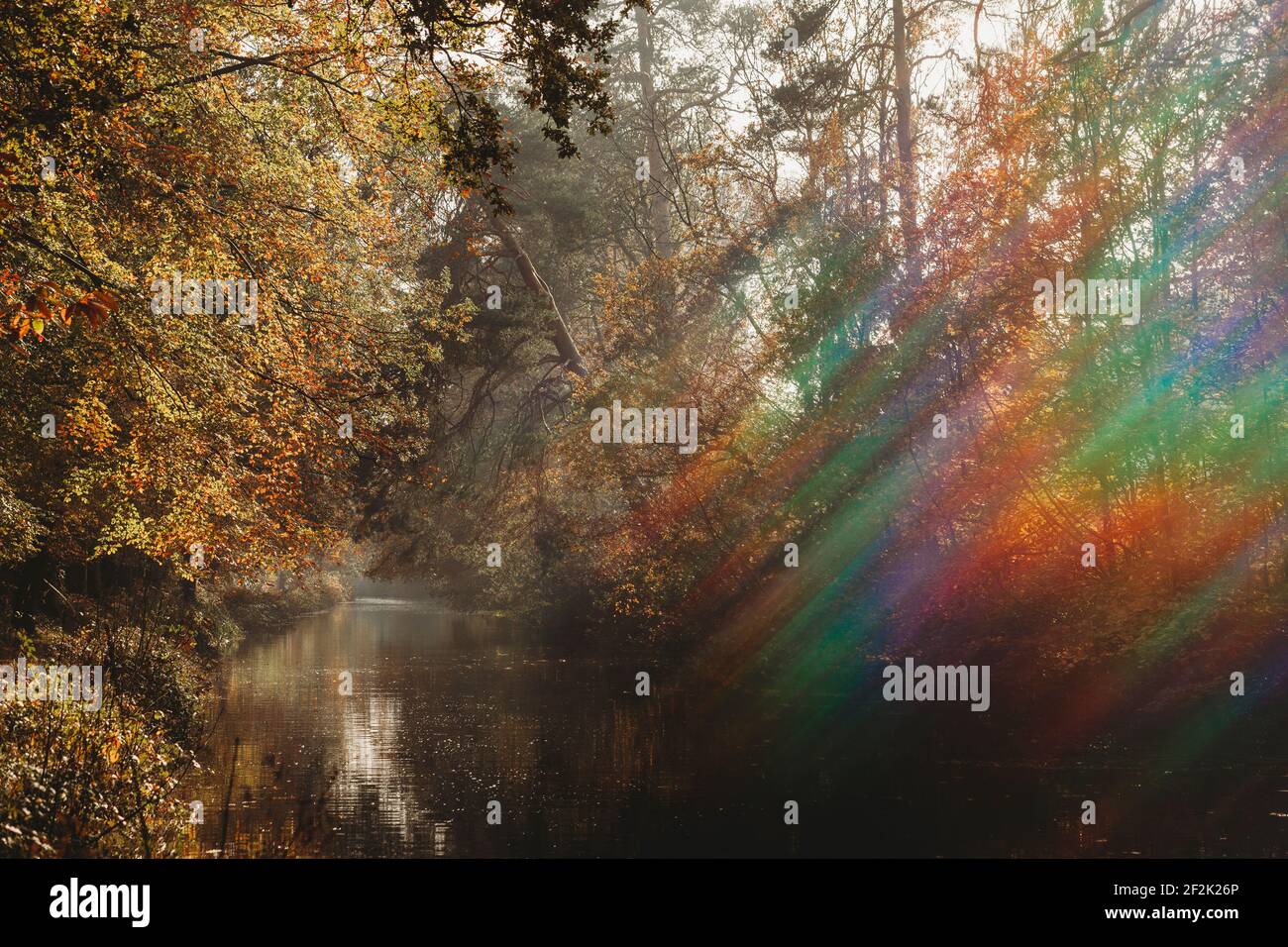 Vista panoramica del canale in autunno con luce svasata arcobaleno Foto Stock