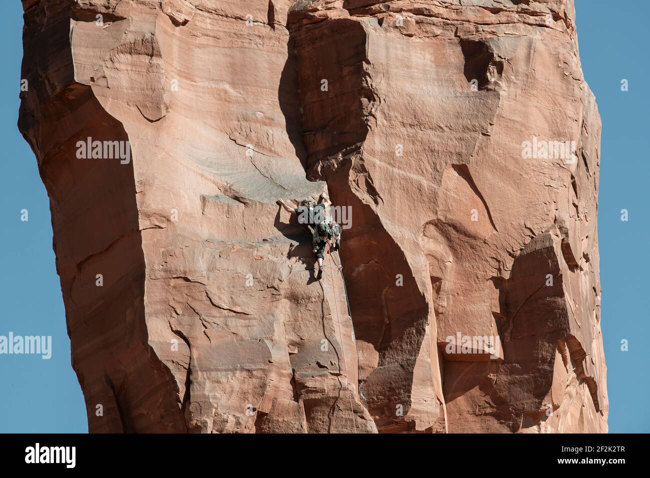 Vista posteriore della formazione rocciosa di arrampicata dell'uomo al Canyonlands National Parcheggio Foto Stock