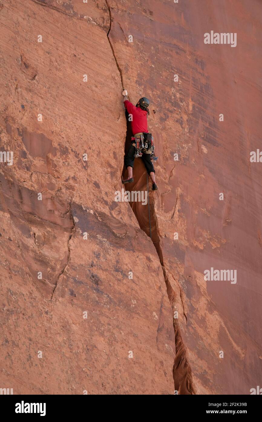 Vista ad angolo basso della scogliera rocciosa dell'uomo a Canyonlands Parco nazionale Foto Stock