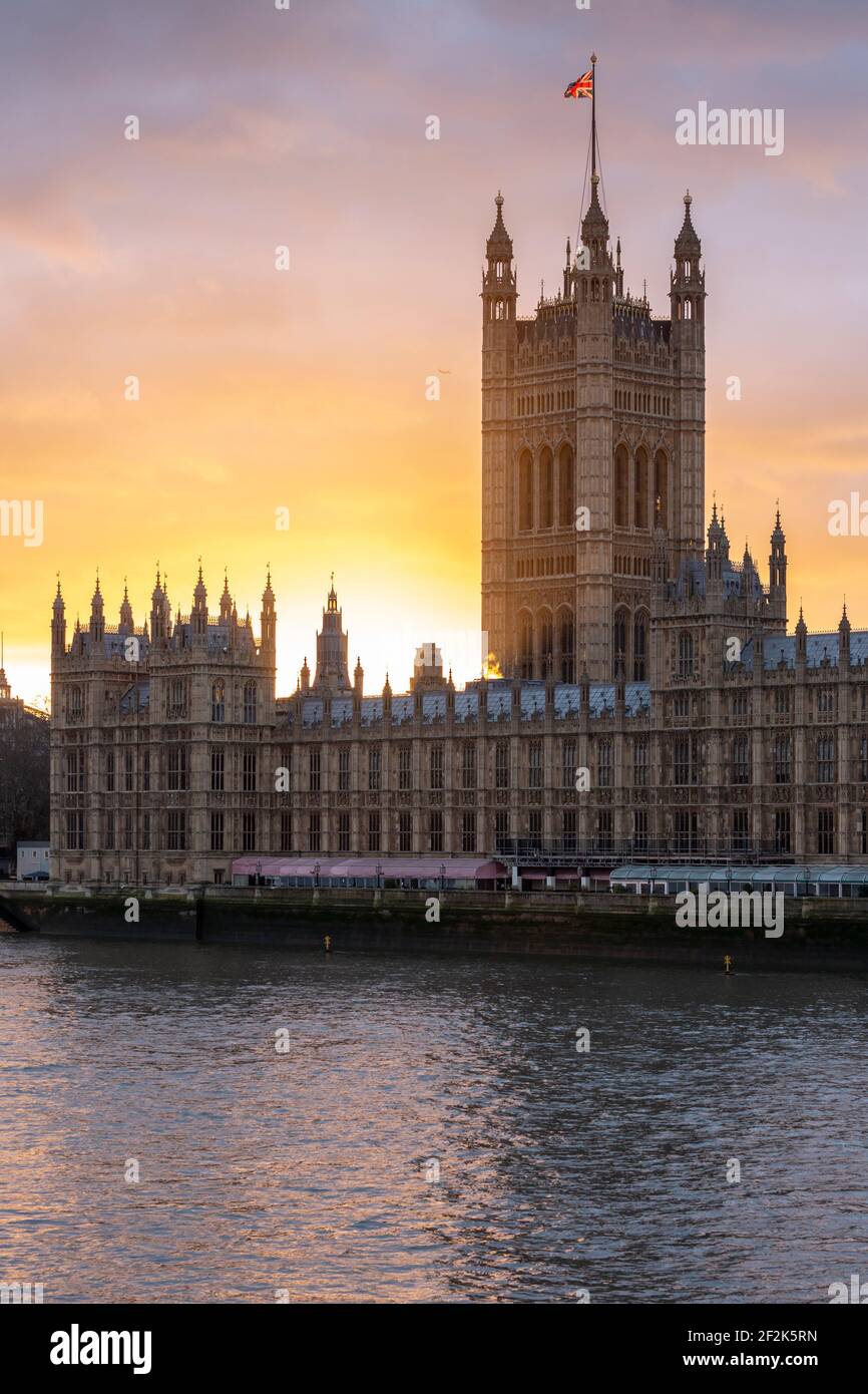 Splendido tramonto sul Palace of Westminster con il Tamigi in primo piano, come visto dal Westminster Bridge, Londra, dicembre 2020 Foto Stock